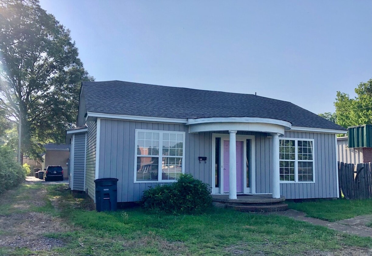 Primary Photo - Charming Close to Campus Home