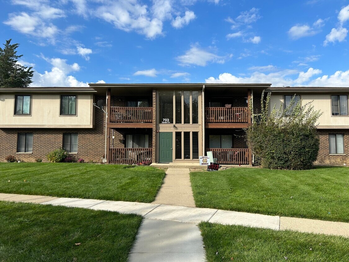 703 Garden Cir Unit 6, Streamwood, IL 60107 Condo for Rent in