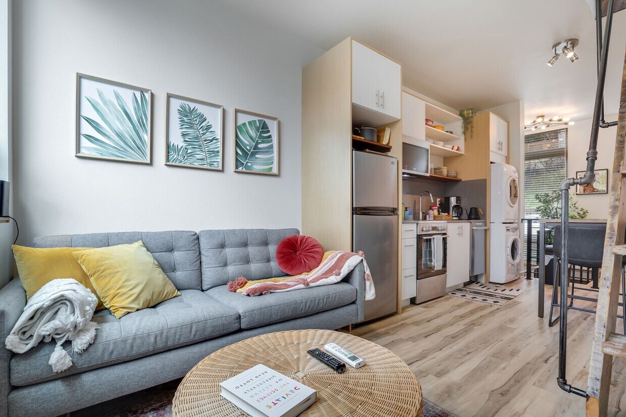 Foto principal - 3843 20th Ave SW