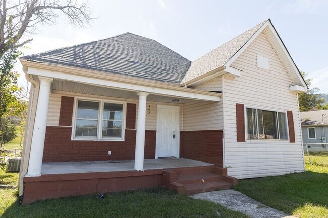 Building Photo - 902 W 38th St