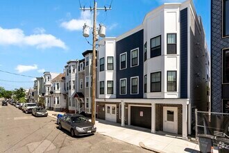 Building Photo - 223 Saratoga St