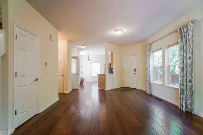 Foto del edificio - Multnomah Village 3BR 2.5bth Townhome | A/C, Garage, Small Yard & Near Parks + Trader Joe’s