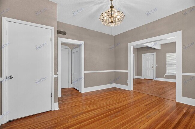 Foto del edificio - 303 S Elm St