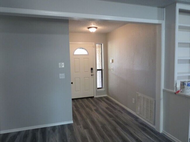 Foto del edificio - Edmond 4 bed!
