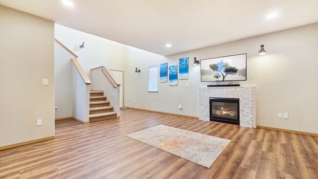 Foto del edificio - Updated 4-Bed Home Near Future Light Rail ...