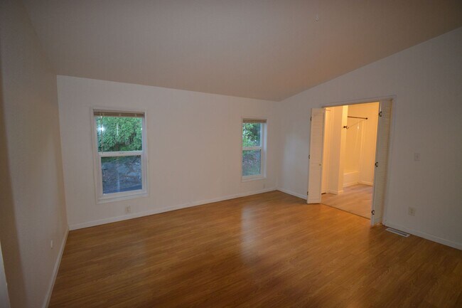 Building Photo - Immaculate 3 Bedroom Home