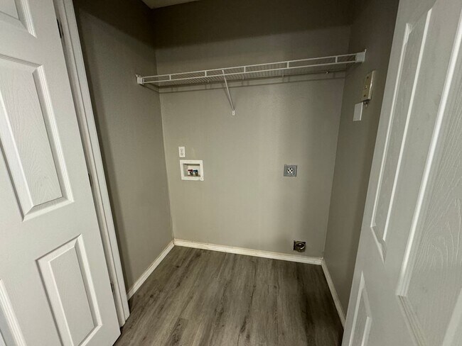 Building Photo - updated  1 Bedroom 1 bath Apartment