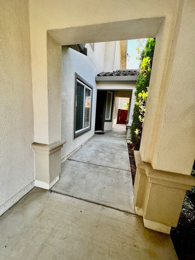 Building Photo - MOVE IN SPECIAL!! Beautiful 5 bedroom 3 ba...