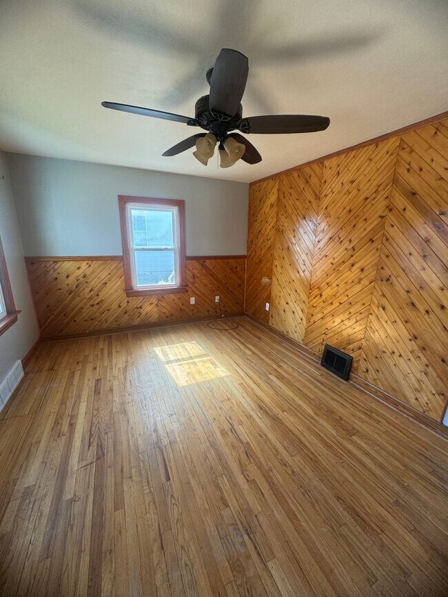 Building Photo - 3 bedroom 1 bath house in Davenport with g...