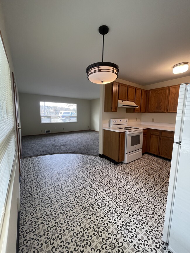 Dining Room - 530 Burnett Ave N