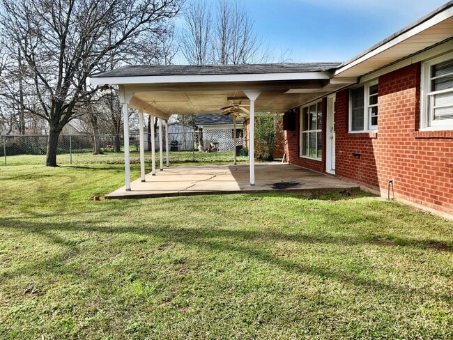Building Photo - 3 Bedroom 1 Bath Home