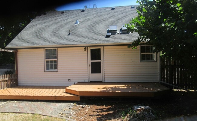 Building Photo - (936) 18th Street Home - 3 Bedroom / 2 Bat...