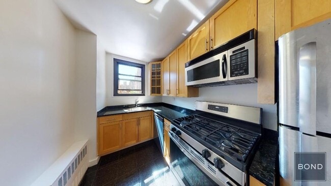 Building Photo - 333 E 49th St