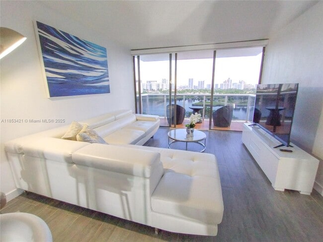 Foto del edificio - 3625 N Country Club Dr
