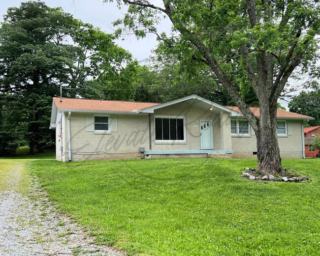 Building Photo - All Brick, 3 Bedroom Ranch in Hendersonvil...