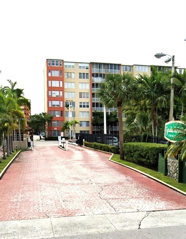 Foto del edificio - 1770 NE 191st St