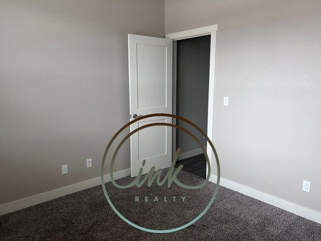 Building Photo - Available ~ $2500 4 Bed/2.5 Bath Large Tow...