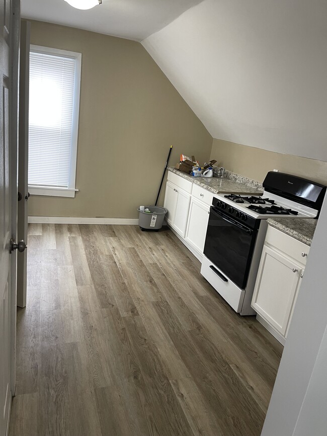 Building Photo - 1100 Lincoln St