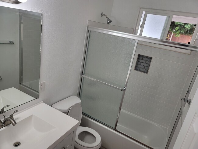 Foto del edificio - 1722 S Barrington Ave