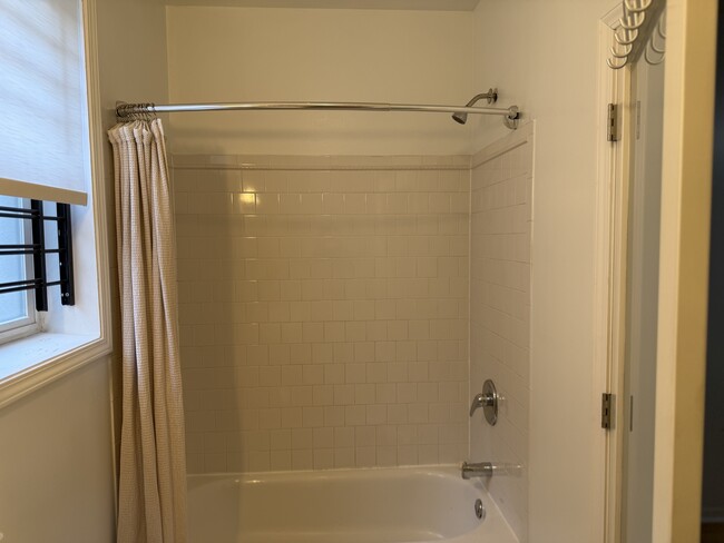 Master bathroom - 741 Brummel St