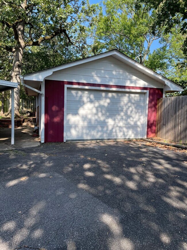 Building Photo - 2 bedroom 1.5 bath