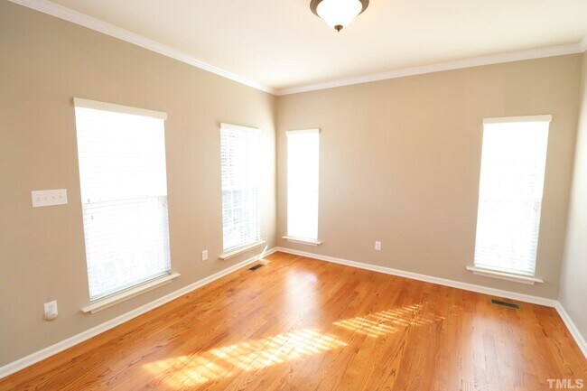Foto del edificio - 1006 Upchurch Farm Ln