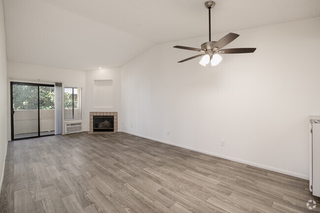 2 habitaciones, 2 baños - 925 pies cuadrados - Sala de estar - Legacy Residential *$600 Off*
