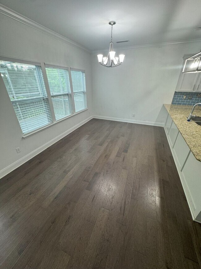 Foto del edificio - Beautiful Newly Renovated Home in a Quiet ...