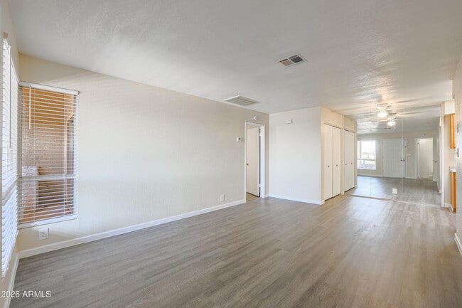 Building Photo - 501 W Hononegh Dr