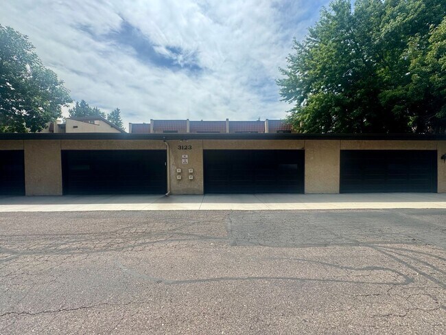 Building Photo - BROADMOOR living CONDO with DECK and Mount...