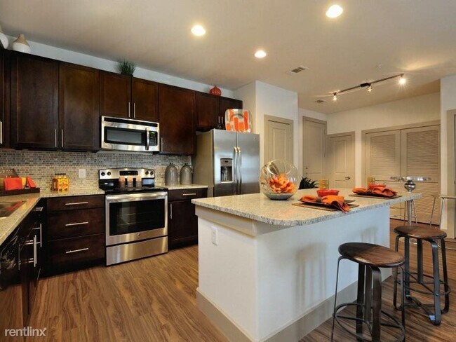Foto del edificio - 5270 Town and Country Blvd