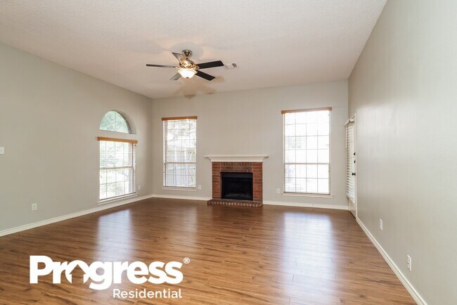 Foto del edificio - 4130 Briar Hill Dr