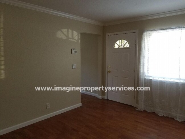 Foto del edificio - 2 bd 1 bath Cut Cottage For Rent Carmichael
