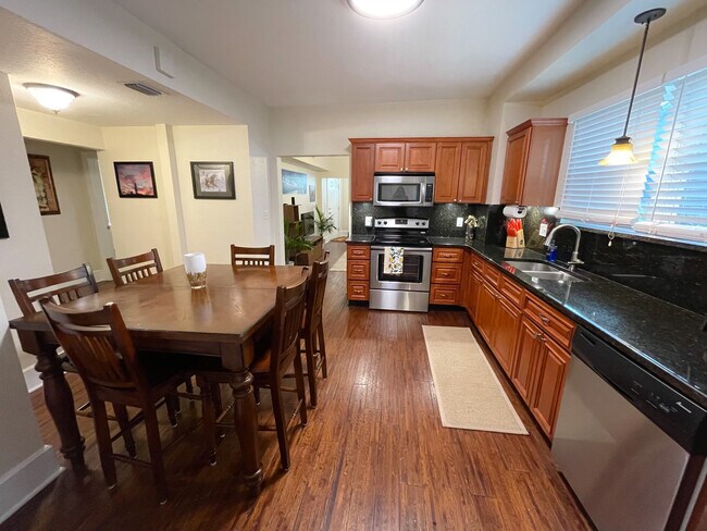 Foto del edificio - 1032 Granville Ct N