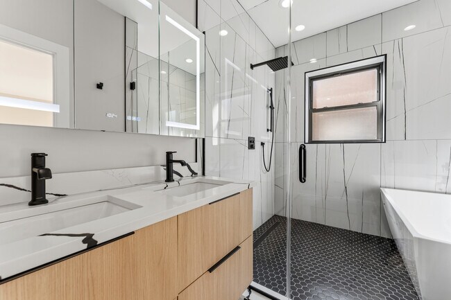 Foto del edificio - 7516 N Eastlake Terrace