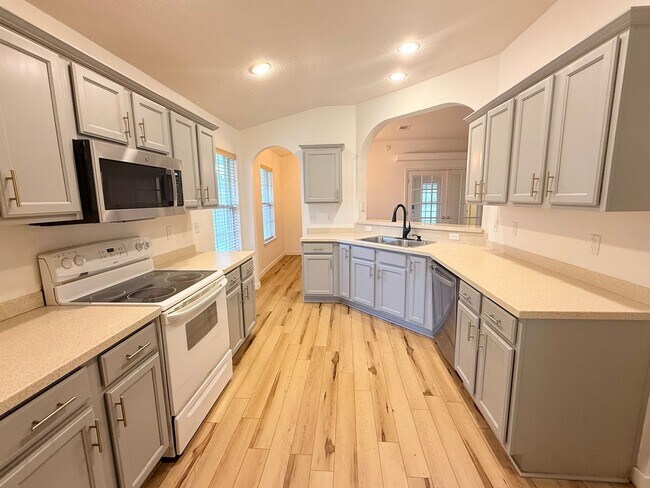 Foto del edificio - Spacious 3 Bed/2 Bath + Bonus Room
