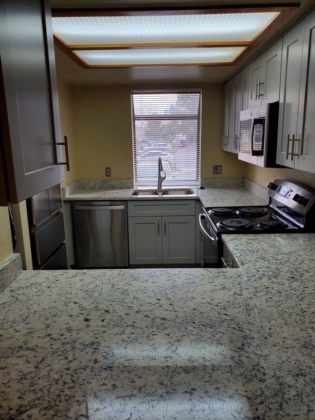 Photo - 433 S Kittredge St Townhome