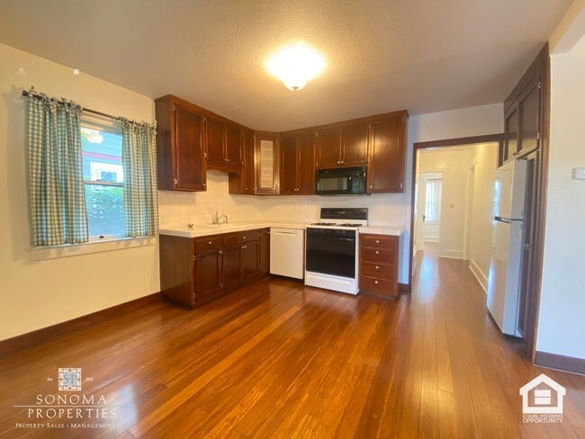 Building Photo - 1 Bedroom, 1 Bathroom Charming Craftsman i...
