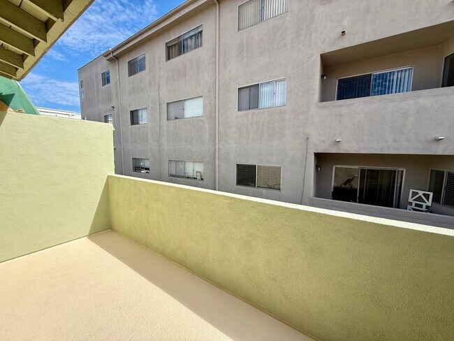 Foto del edificio - 1451 Armacost Ave