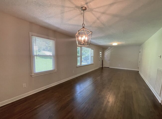 Building Photo - Stylishly Renovated & Prime Location!