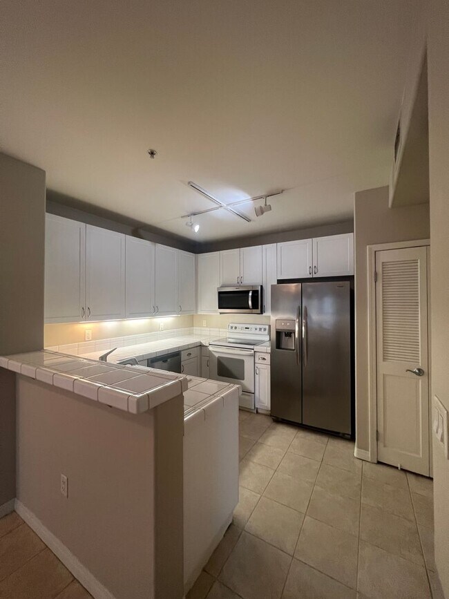 Building Photo - *** MOVE IN SPECIAL 1/2 OFF FIRST MONTH'S RENT *** 1 Bed Unit in Little Italy - Porto Siena - Par...