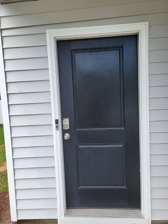 Foto del edificio - "Spacious Fully Furnished 4-Bedroom Townhouse in Summerville with 3 Full Baths – Your Perfect Fam...