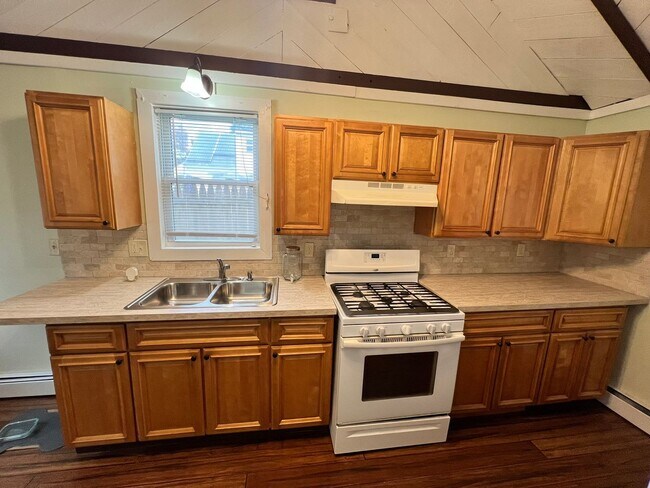 Building Photo - Updated Single Family Home with 3 Beds / 2...