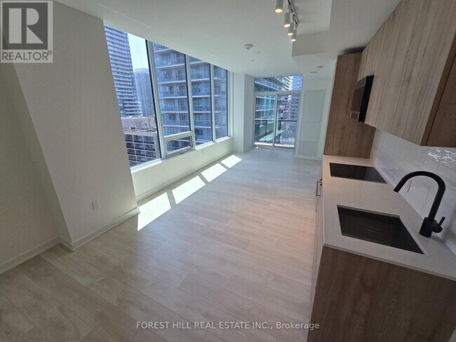 Photo du bâtiment - 117-1117 Broadway Ave