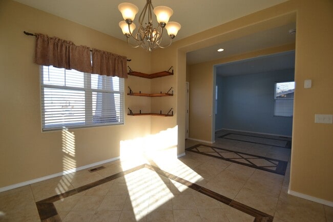 Foto del edificio - Beautiful 4 Bedroom Home Available Now!