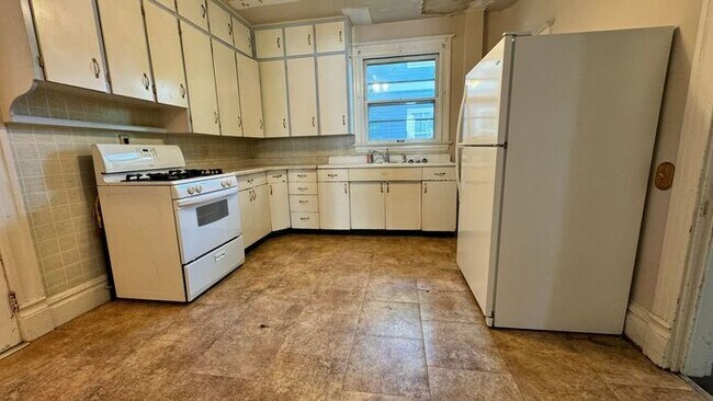 Foto del edificio - $2,300 | 4 Bedroom, 2 Bathroom Multi Floor...