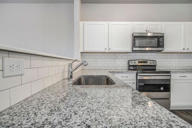 Building Photo - 15895 Cedar Dr