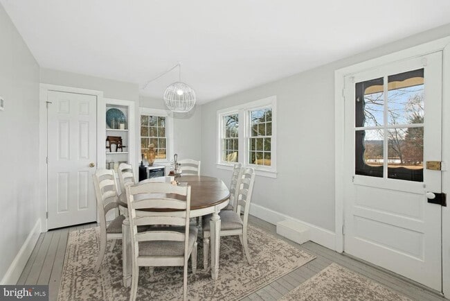 Foto del edificio - 3220 Windy Bush Rd