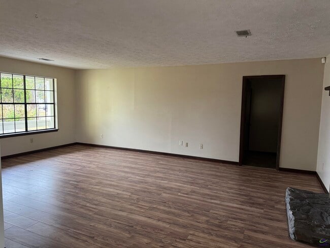 Foto del edificio - 108 Renoir Ln