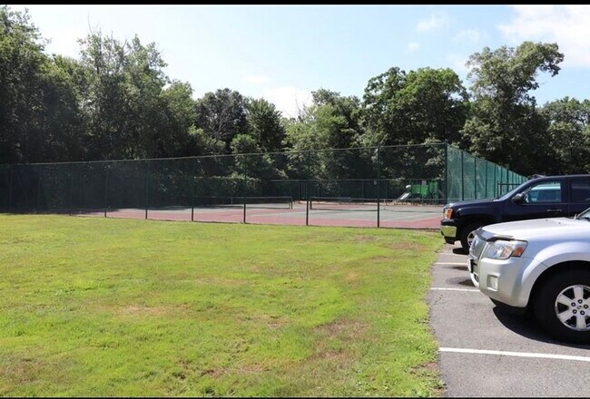 Building Photo - 65 Greentree Ln